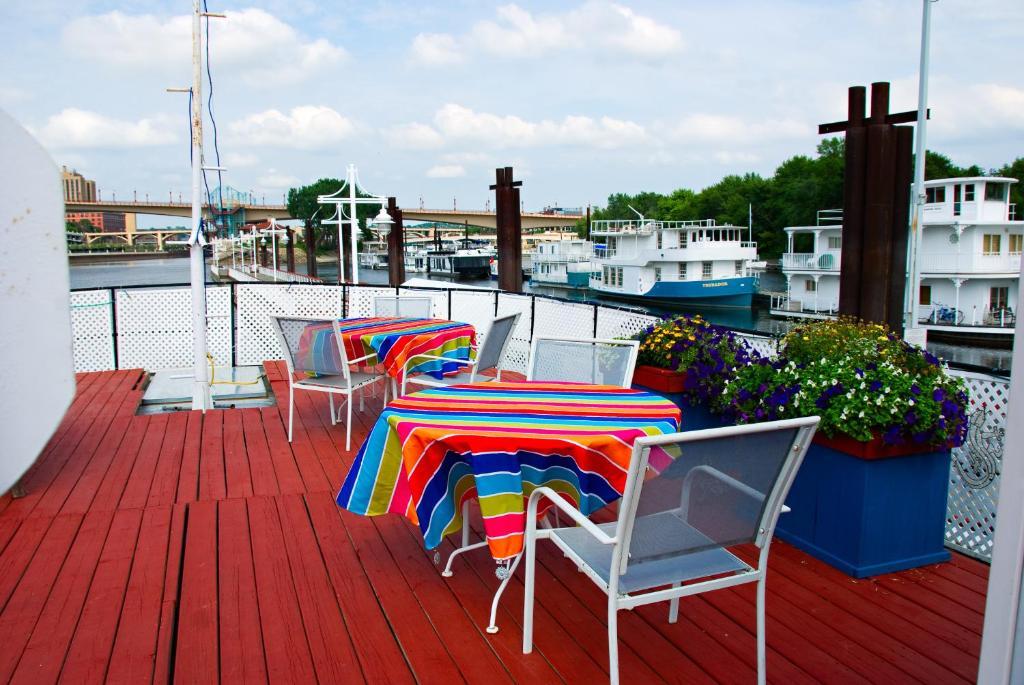 The Covington Houseboat Bed & Breakfast Saint Paul Exterior photo
