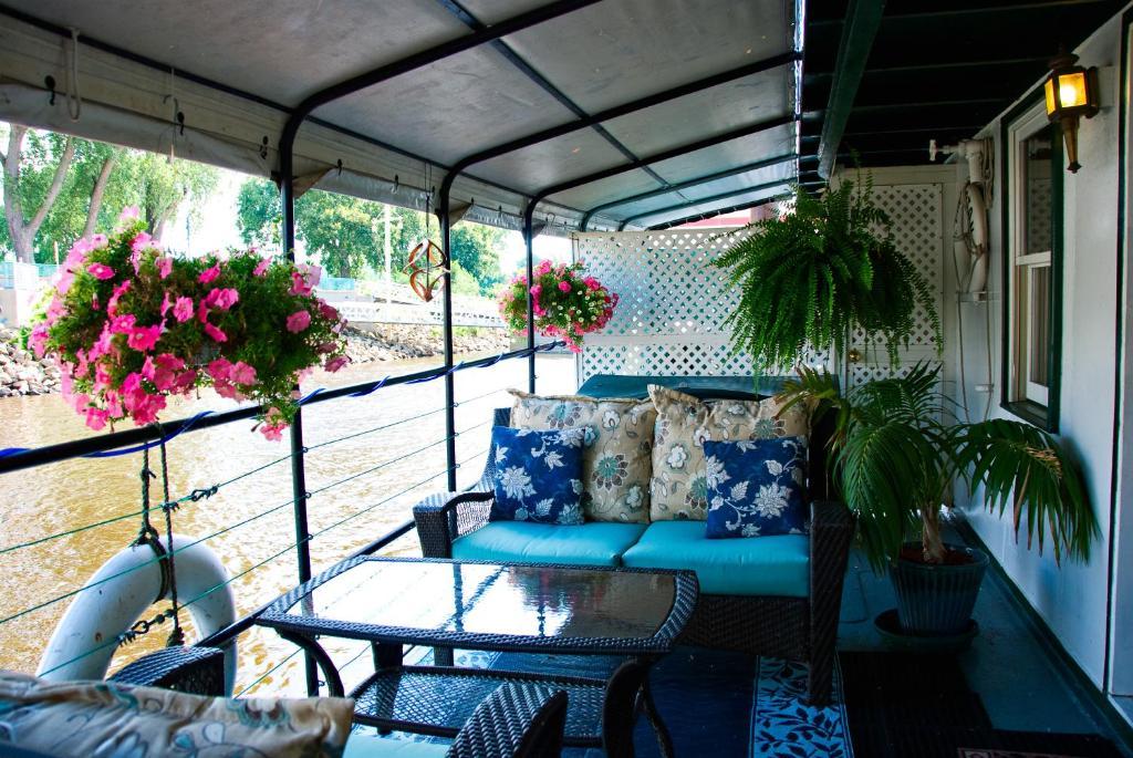 The Covington Houseboat Bed & Breakfast Saint Paul Exterior photo