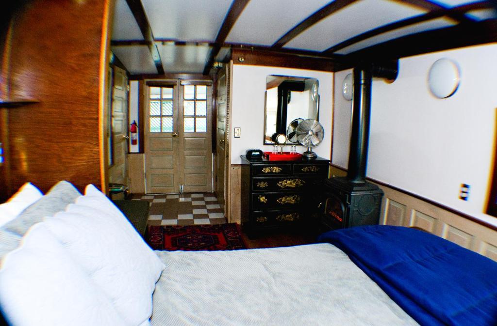 The Covington Houseboat Bed & Breakfast Saint Paul Room photo