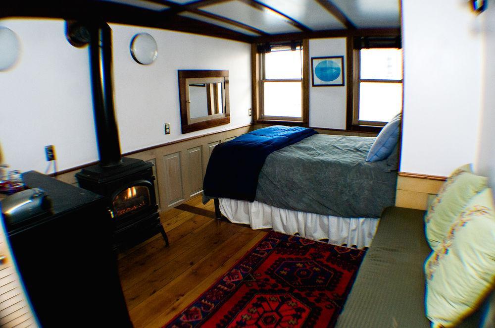 The Covington Houseboat Bed & Breakfast Saint Paul Exterior photo