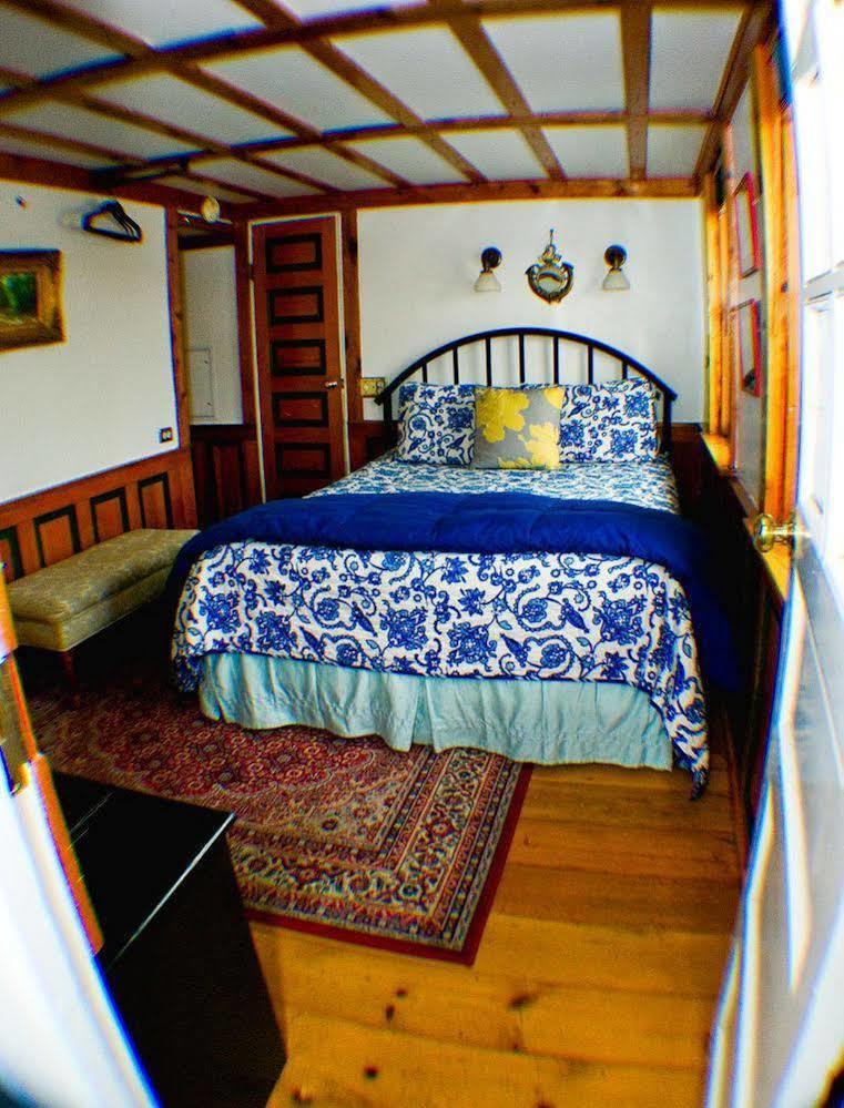 The Covington Houseboat Bed & Breakfast Saint Paul Exterior photo